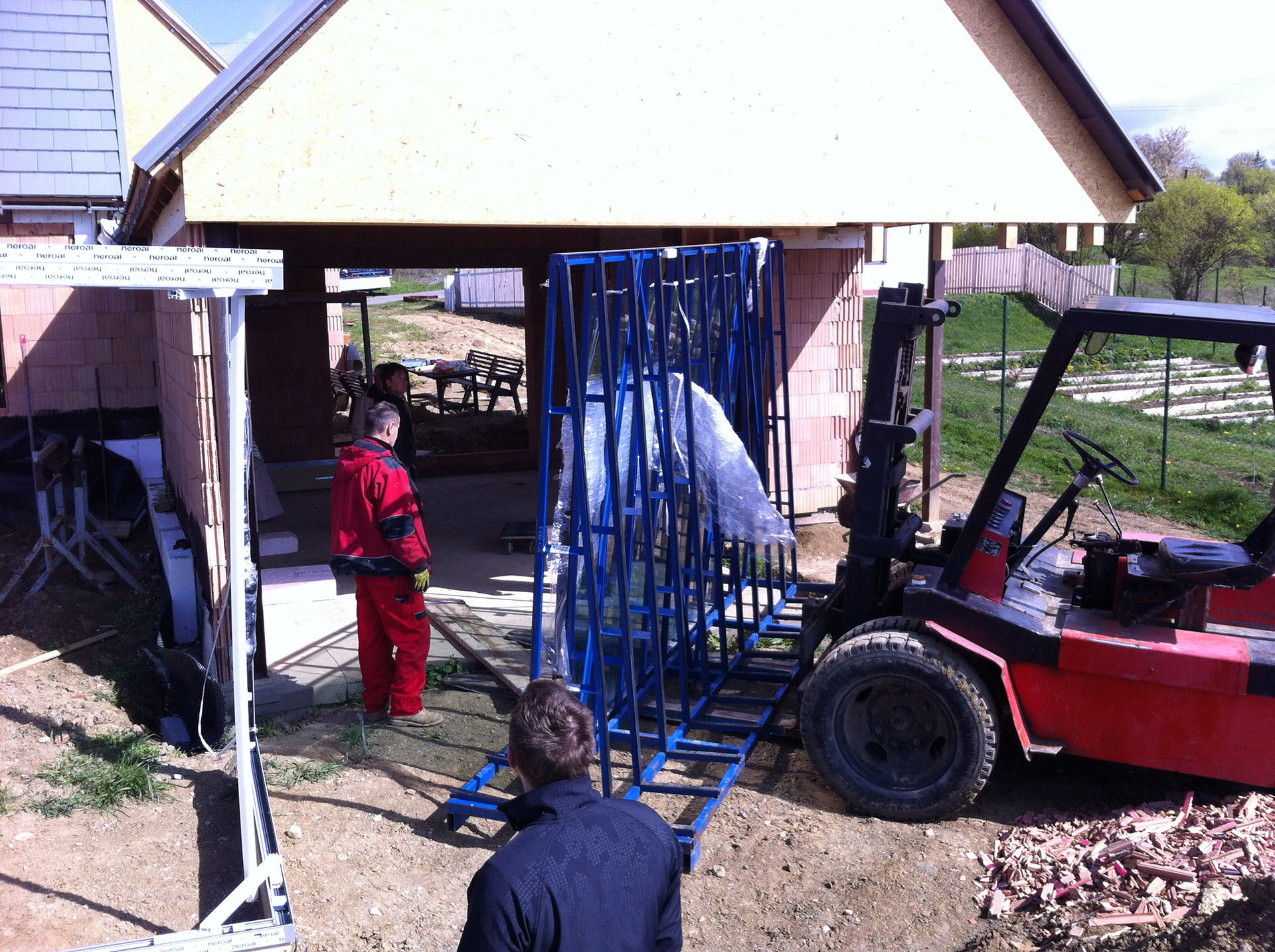Příprava montáže rohového hliníkového okna na domě ve Lhotce
